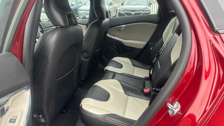 Volvo V40 D2 [120] Cross Country Pro 5dr Geartronic Diesel Hatchback